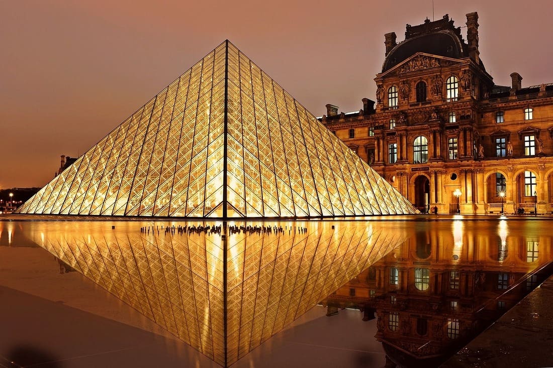 Pirámide del Museo del Louvre - Panorama Europeo